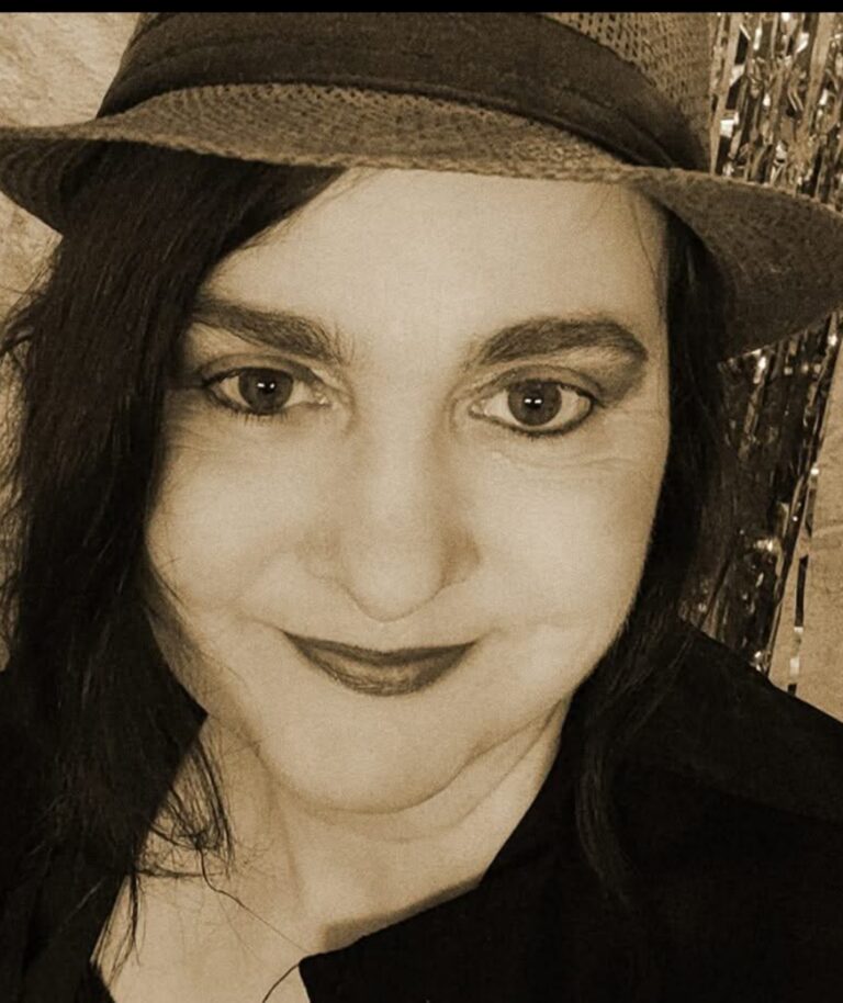 Über uns – Die KetoChameleons 3 Über uns – Die KetoChameleons a woman wearing a hat