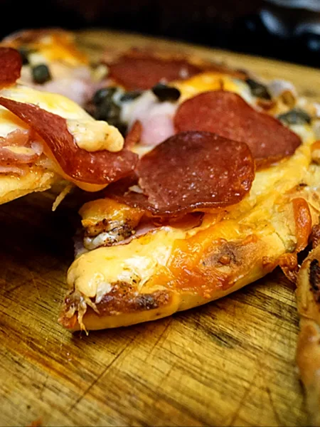 Leckere Keto Pizza aus einem Keto Hefeteig. Proteinreich und lecker.