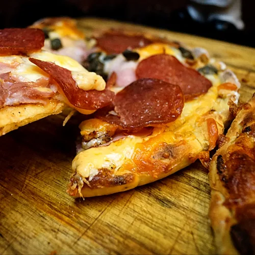 Leckere Keto Pizza aus einem Keto Hefeteig. Proteinreich und lecker.