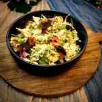 Keto Hühnchensalat, mit Ei und Speck