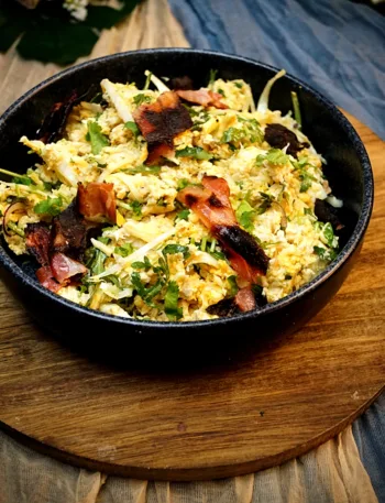 Keto Hühnchensalat, mit Ei und Speck