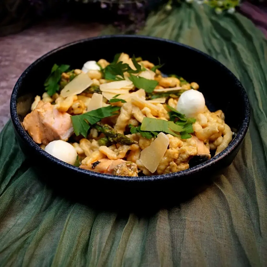 Keto Hühnernudeln mit Garnelen, Spargel und Lachs