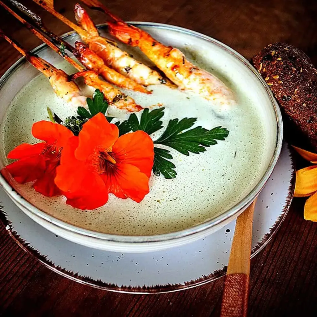 Geeiste Gurkensuppe mit Garnelen, Keto Rezept