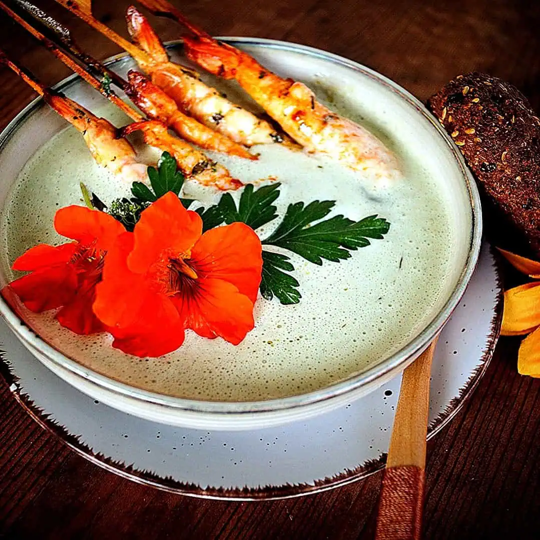 Geeiste Gurkensuppe mit Garnelen Dieses Knoblauch Joghurt Dressing passt super auf deinen Salat oder auf deinen Keto Döner. Wir nutzen selbstgemachten Joghurt, denn der hat keine Kohlehydrate. Dabei ist das Dressing ganz schnell gemacht und wirklich lecker.