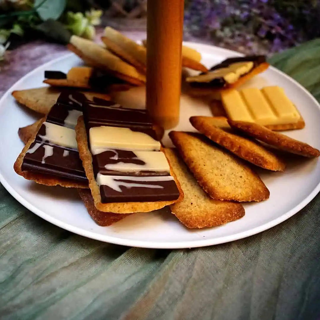 Keto Butterkekse Dieses Basic Keto Schokosahne Rezept, für die Keto Bäckerei, eignet sich super zum Füllen von Kuchen oder Torten oder auch als Topping für Cupcakes. Die Sahne gewinnt, durch die Schokolade, an Stabilität und fällt weniger schnell ein. Um unsere Krapfen damit zu füllen, habe ich die Krapfen mittig aufgeschnitten. Wir lieben Krapfen mit Creme Füllung.