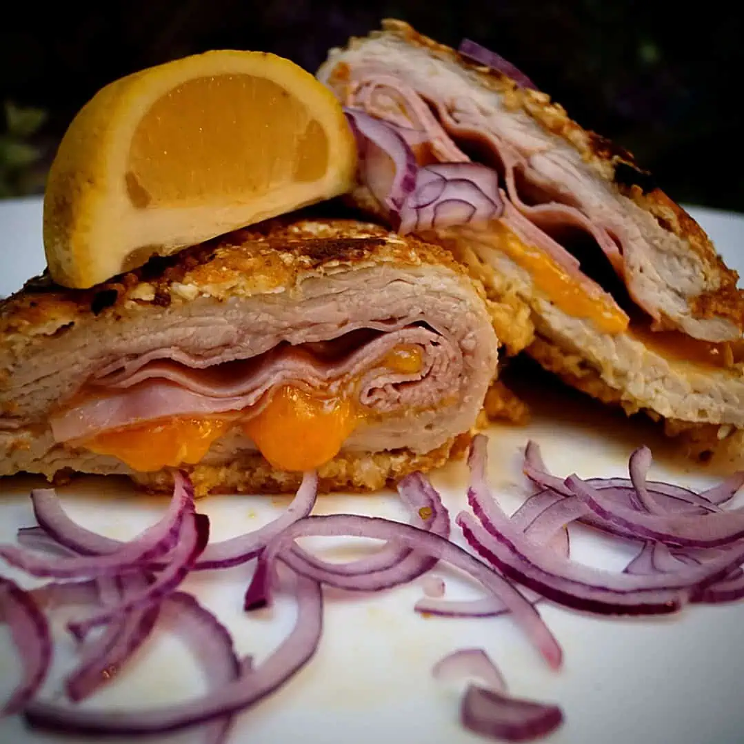Keto Cordon bleu Unsere leckere Putenpfanne Gorgonzola Caprese ist ein schnelles Gericht, das nach Italien schmeckt und viel Protein liefert.
