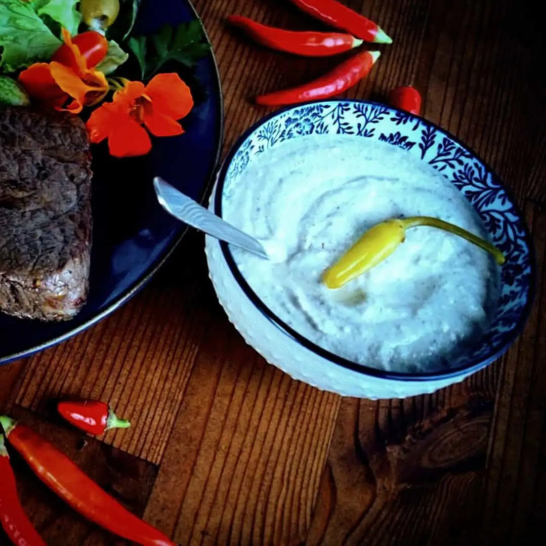 Keto Feta Creme Dieses Knoblauch Joghurt Dressing passt super auf deinen Salat oder auf deinen Keto Döner. Wir nutzen selbstgemachten Joghurt, denn der hat keine Kohlehydrate. Dabei ist das Dressing ganz schnell gemacht und wirklich lecker.