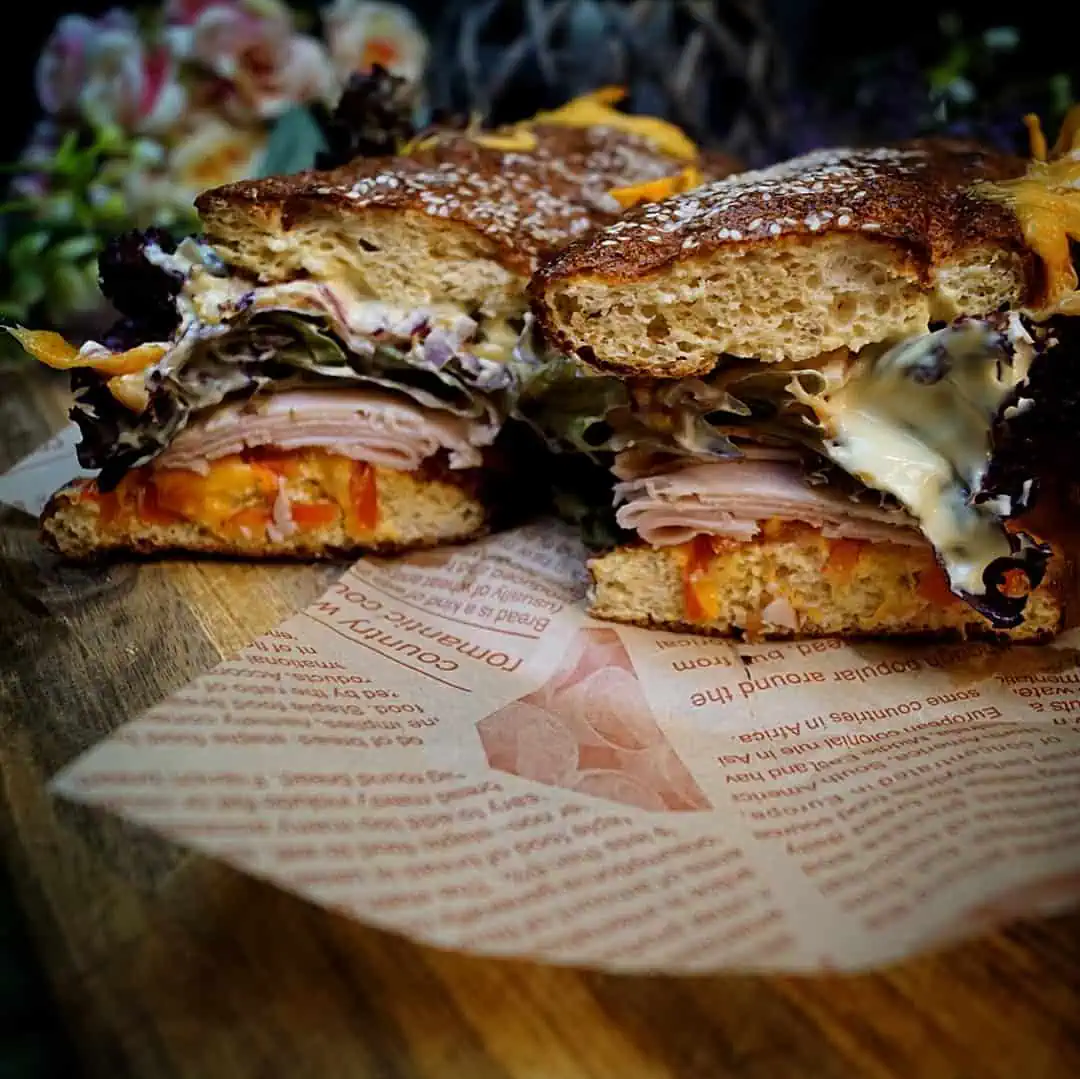 Keto Sub Sandwich Für dieses Rezept benötigst du den Trester aus der Herstellung unserer Chilisoßen. Ich zeige dir aber auch eine einfache Alternative.