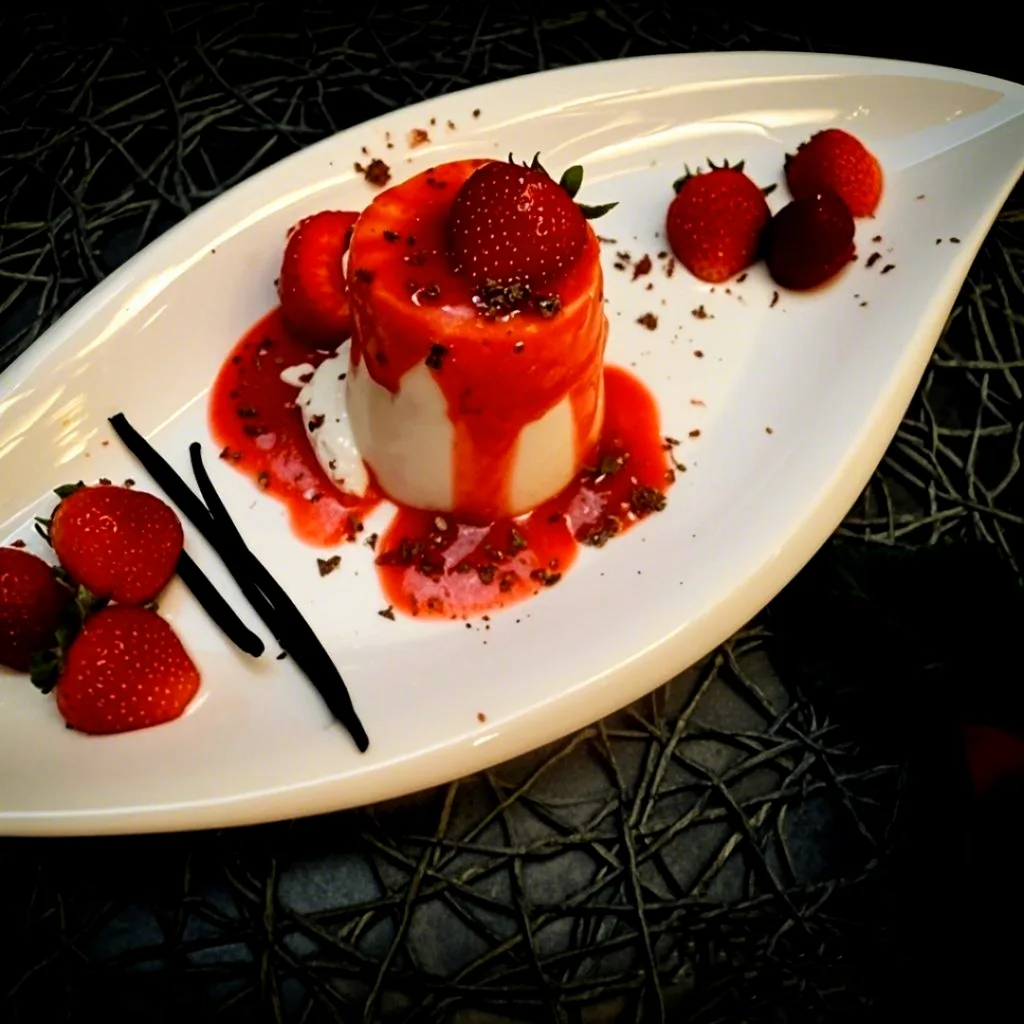 Keto Vanille Pannacotta mit Erdbeersoße, Rezept