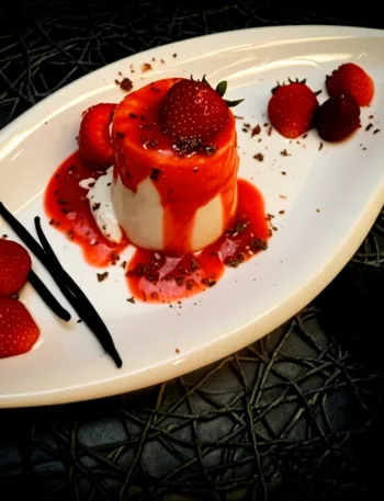 Keto Vanille Pannacotta mit Erdbeersoße, Rezept