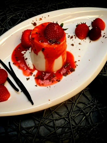 Keto Vanille Pannacotta mit Erdbeersoße, Rezept