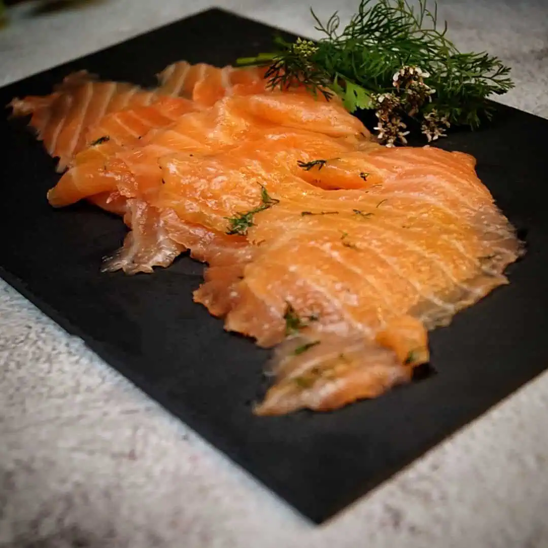 Gebeizter Keto Lachs Unser Lachs Tartar wird aus gebeiztem Lachs hergestellt. Papaya, frische Kräuter, Avocado, leichte Schärfe und Limette ergeben einen einzigartigen Geschmack.