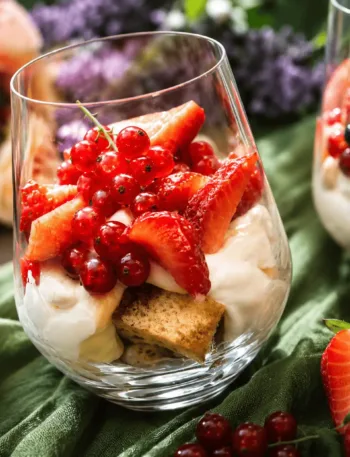 Keto Erdbeer Tiramisu im Glas 6 Keto Erdbeer Tiramisu im Glas Keto Beeren Erdbeer Tiramisu im Glas, KetoChameleons