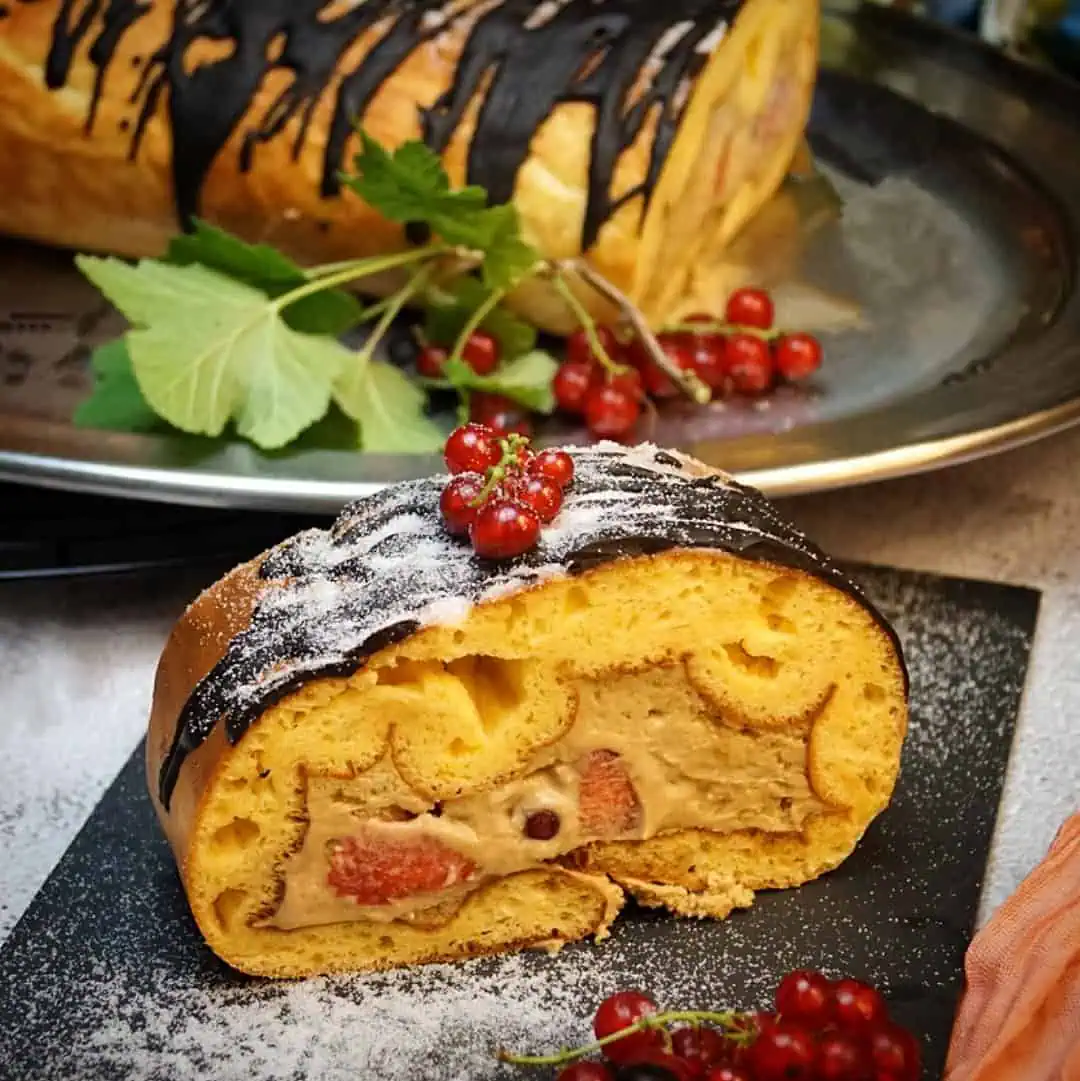 Keto Biskuitrolle Erdbeere Latte Macchiato Tacchino Tonnato ist meine Neuinterpretation des Klassikers Vitello Tonnato. Sie wird mit geräucherter Putenbrust und frischem Thunfisch zubereitet und ist ein wahre Geschmacksexplosion für ein schönes Dinner.