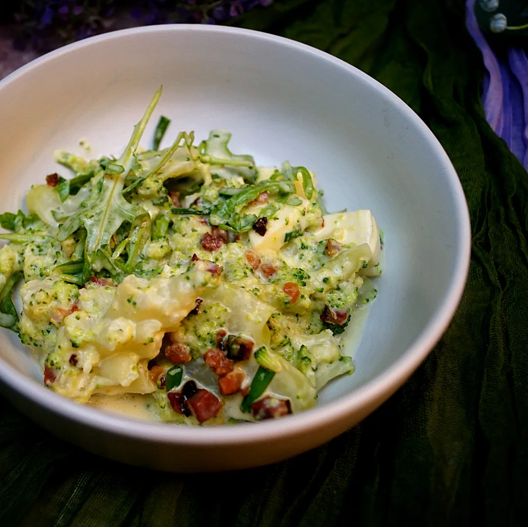 Keto Brokkoli Salat mit Bluecheese Dressing Dieser Keto Knusper Rhabarber Crumble ist so lecker. Dabei ist er gar nicht kompliziert, denn er besteht nur aus dem Kompott und ultra leckeren und knusprigen Streuseln.