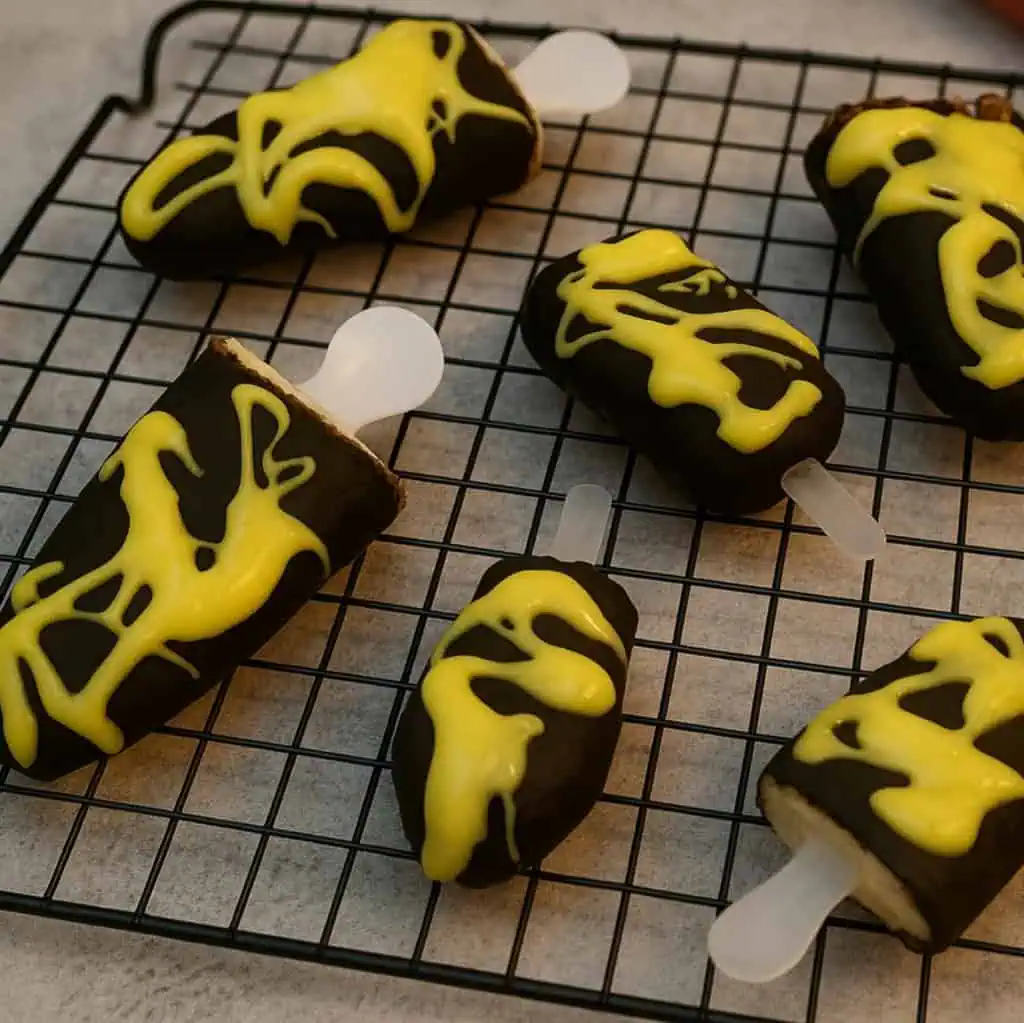 Keto Cakepops 2 Dieses Knoblauch Joghurt Dressing passt super auf deinen Salat oder auf deinen Keto Döner. Wir nutzen selbstgemachten Joghurt, denn der hat keine Kohlehydrate. Dabei ist das Dressing ganz schnell gemacht und wirklich lecker.