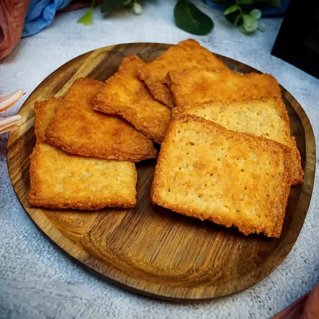 Keto Carnivore Cracker Dieser leckere Hackfleisch Auflauf nach Pizza und Flammkuchen Art ist super schnell gemacht und ein echter Keto Quicky. Dabei liefert er Proteine satt.