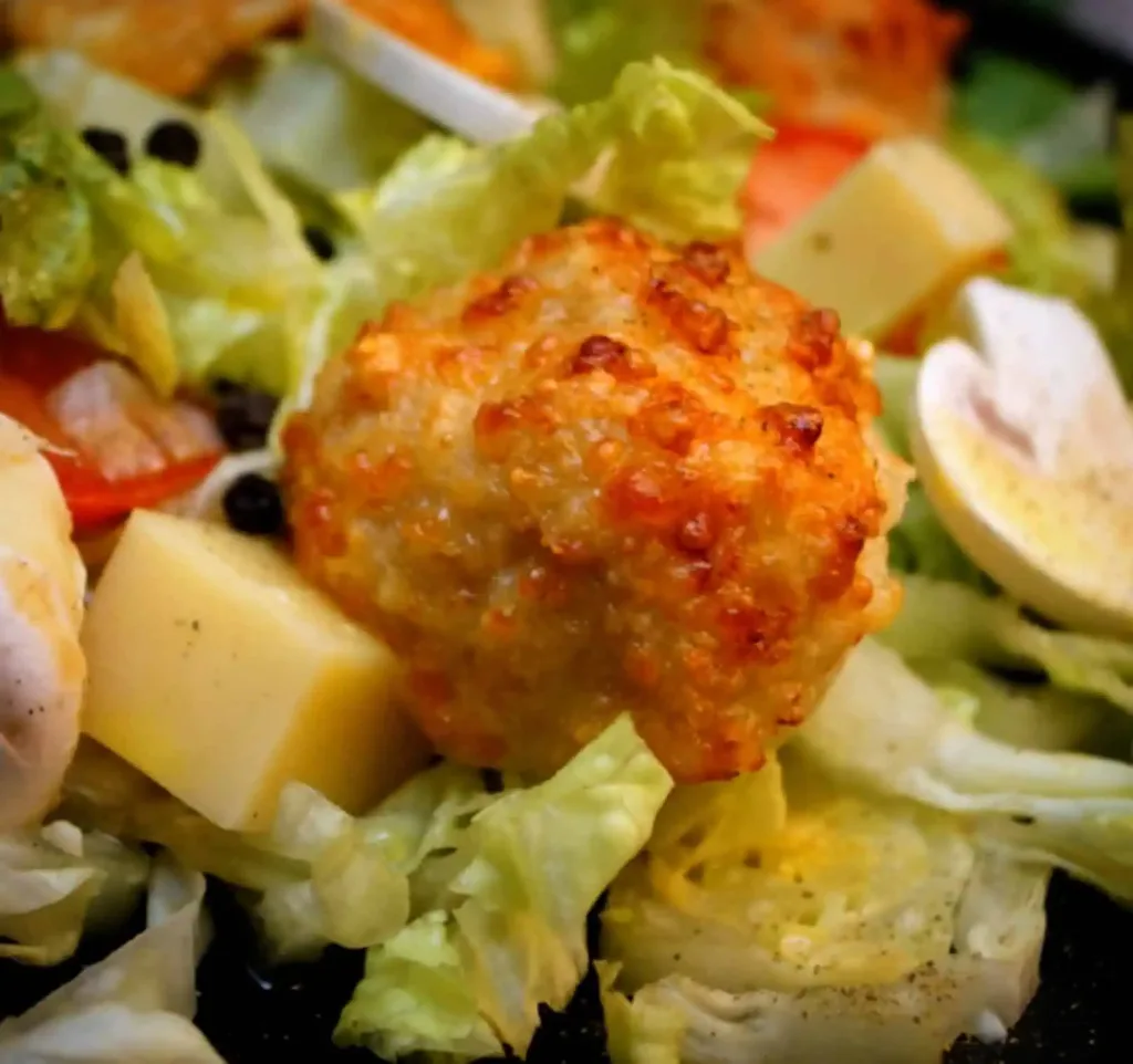 Knusprige Hähnchenkugeln mit Knoblauch und Käse
