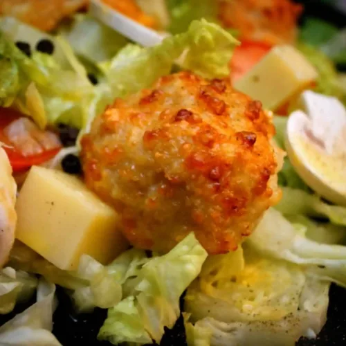 Knusprige Hähnchenkugeln mit Knoblauch und Käse