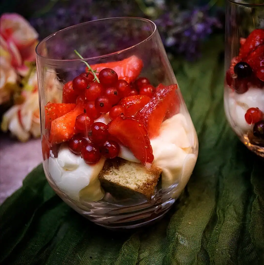 Keto Erdbeer Tiramisu im Glas 1 Dieser erfrischende Erdbeer Cocktail im XXL Format, ist der perfekte alkoholfreie Begleiter für deinen Grillabend. Natürlich zeigen wir dir auch eine Alternative mit Alkohol.