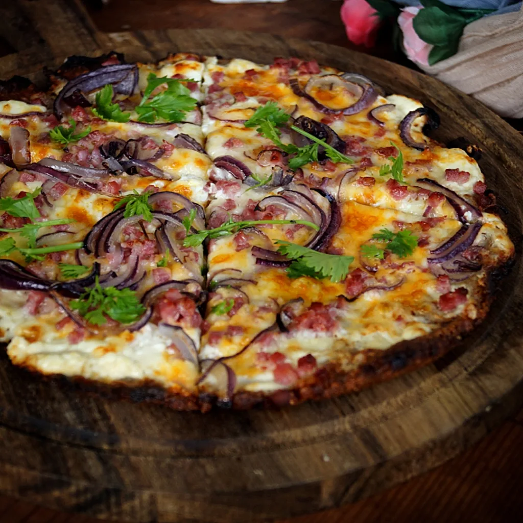 Keto Flammkuchen mit Käse, Rezept, high Protein, knusprig