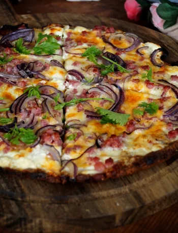 Keto Flammkuchen mit Käse, Rezept, high Protein, knusprig