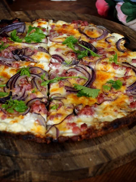 Keto Flammkuchen mit Käse, Rezept, high Protein, knusprig
