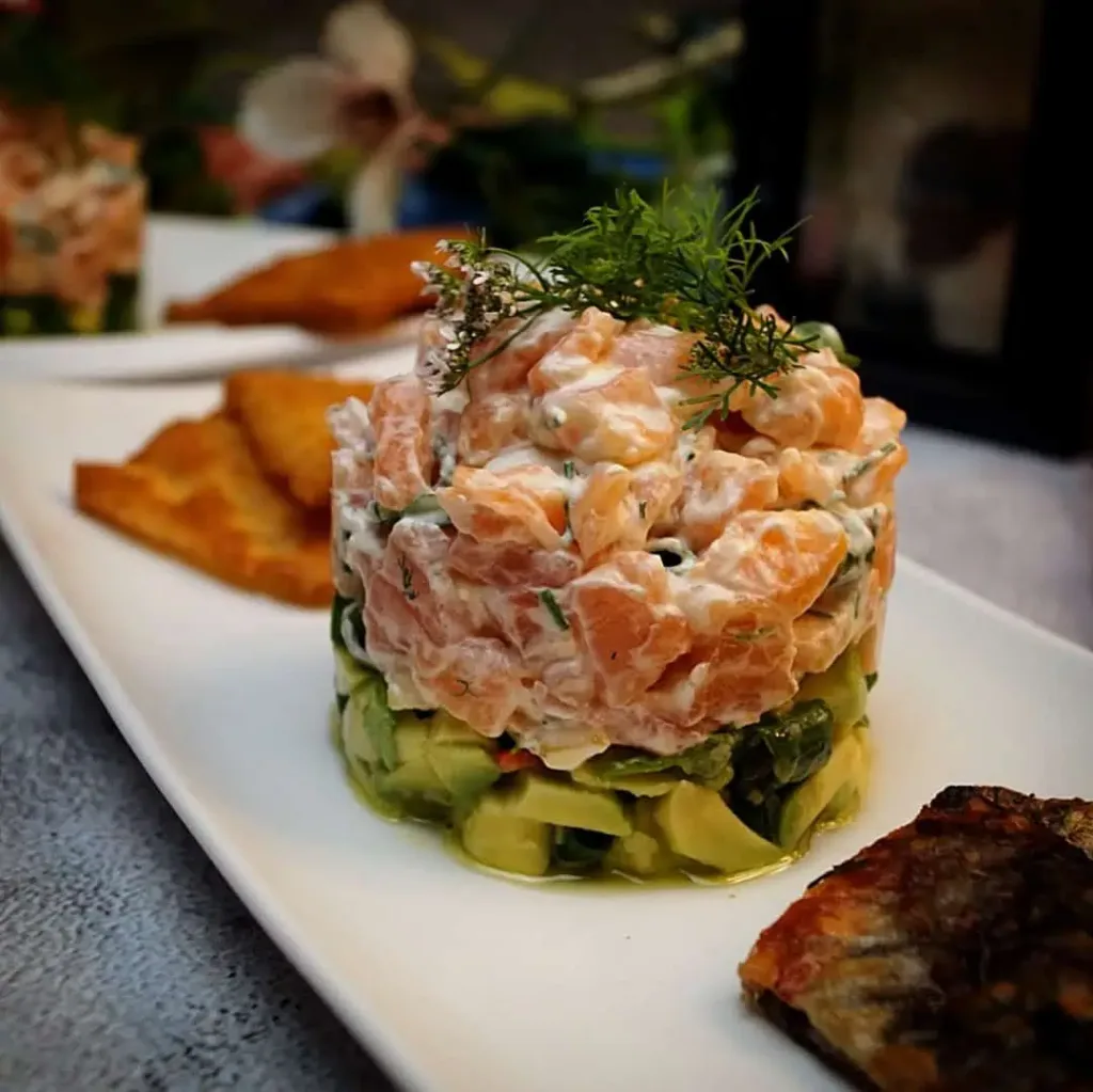 Keto Lachs Tartar Avocado Salsa