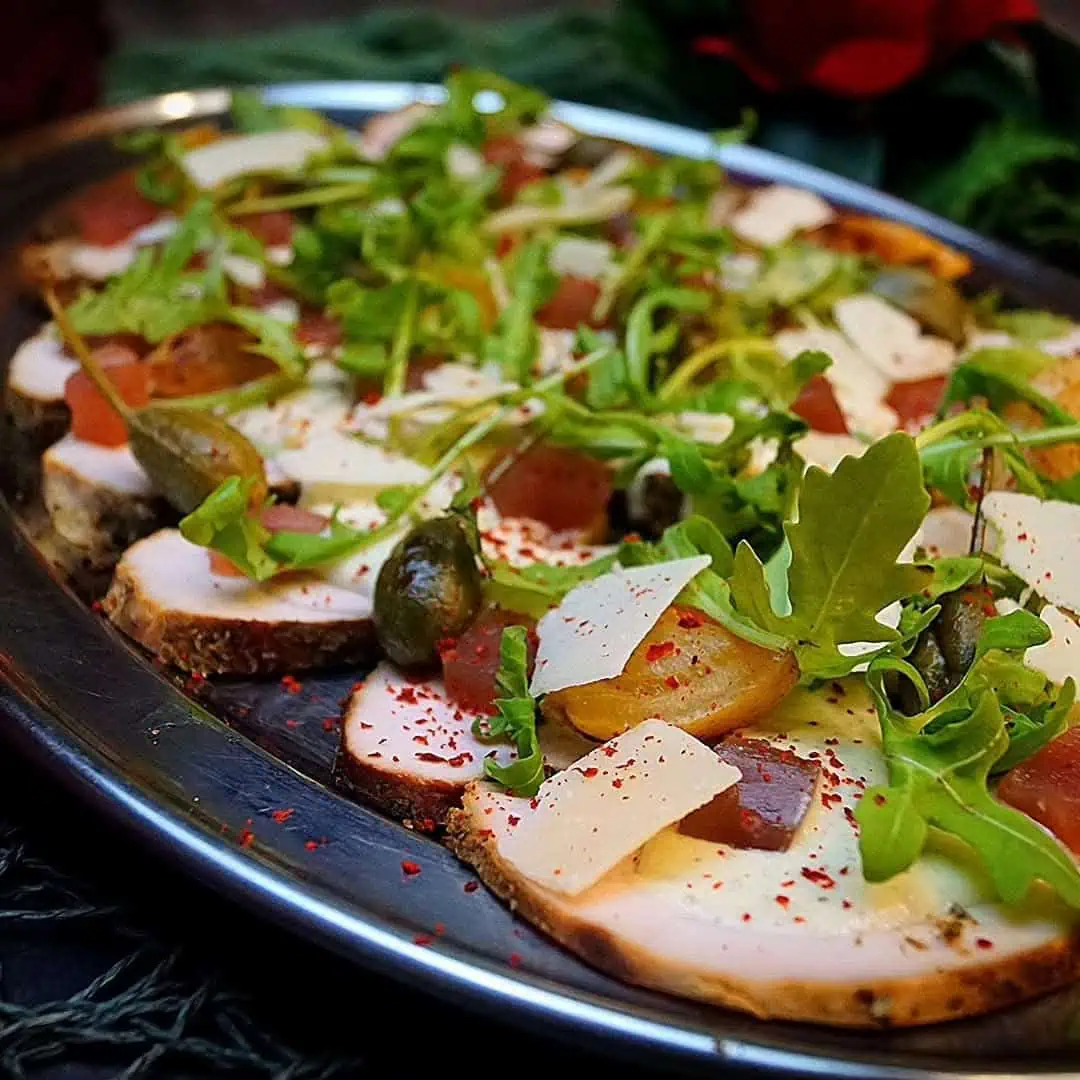 Keto Tacchino Tonnato Dieser Keto Blitz Fladen aus der Pfanne ist in unter 5 Minuten gemacht und ein super Begleiter für Suppen, Currys oder Pfannengerichte. Dazu ist er eine wahre Proteinbombe und kann heiß und kalt gegessen werden.