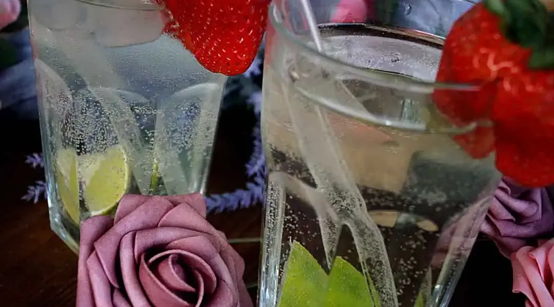 Keto Weinschorle mit Schuss