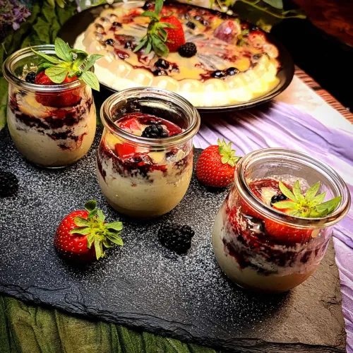 Keto bayrische Creme mit roter Grütze und Karamell
