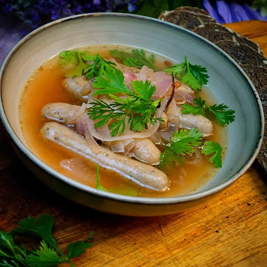Saure Zipfel Rezept Dieser leckere Keto Erdbeersirup ist ganz schnell gemacht und besteht aus nur 2 Zutaten. Du kannst ihn einkochen und hast so immer einen leckeren Vorrat.