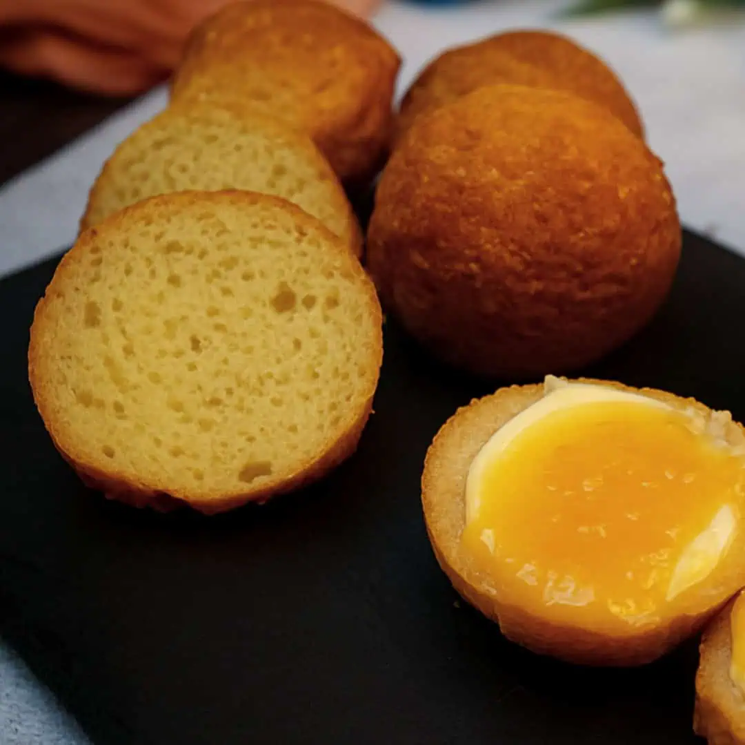 Suesse Scones keto High Protein Dieser leckere und cremige Keto Aufstrich aus Sesam und weißer Keto Schokolade passt perfekt zu unserem Keto Rhabarber Brot oder unseren Keto Milchbrötchen. 🤤