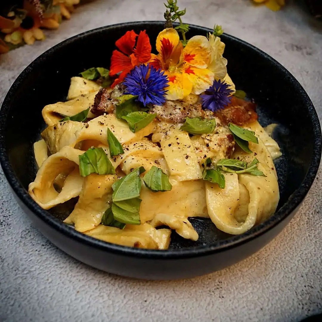 Keto Bandnudeln Carbonara Fruchtig-frische Keto Blaubeer Tartelettes mit einem knusprigen, eiweißreichen Boden – ganz Zucker. Perfekt für Low-Carb- oder ketogene Ernährung: glutenfrei, sättigend und ideal als gesunder Snack oder Fitness-Dessert.