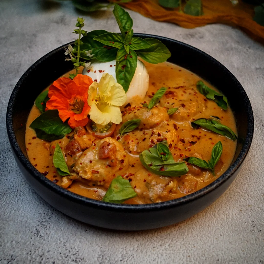 Keto Carnivore Gnocchi mit Tomatensoße und Burrata