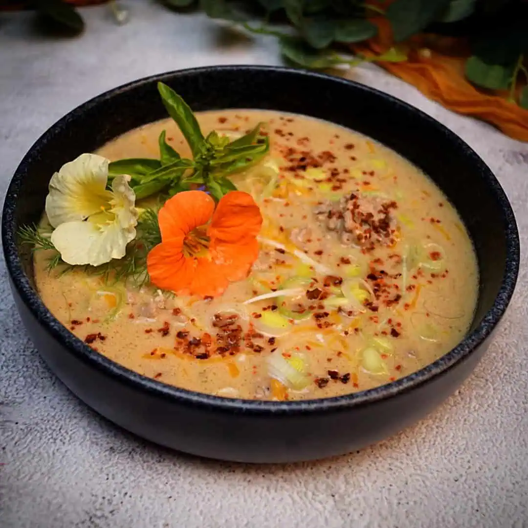 Keto Kaese Lauch Hackfleisch Suppe2 Feine Creme aus Hüttenkäse und Pekannuss, verfeinert mit einem samtigen Keto-Butterscotch und knackigen Nüssen. Zuckerfrei, Low Carb und vollgepackt mit Protein – perfekt als Dessert oder Snack für deinen Keto-Lifestyle!
