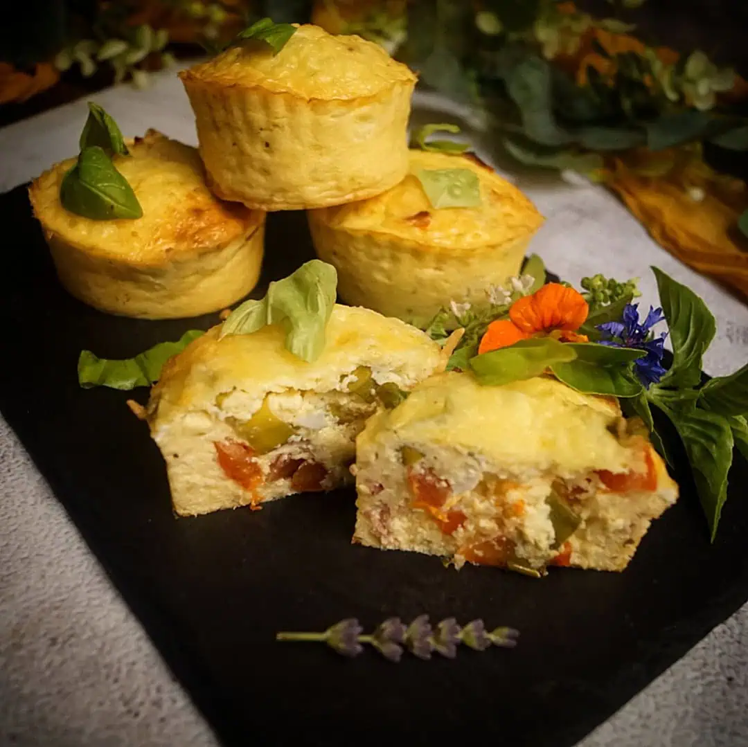 Keto Pizza Muffins Lange hat es gebraucht, bis dieser Keto Tortilla Wrap entstanden waren. Dabei sind sie gar nicht so schwierig, wenn man das Rezept erst mal hat 😉. Sie sind elastisch und können gut belegt auch mit der Hand gegessen werden.
