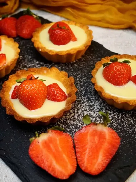 Keto Tartelettes mit weißer Schokolade und Erdbeeren 4 Keto Tartelettes mit weißer Schokolade und Erdbeeren Keto Tartelettes weiße Schoki Erdbeere