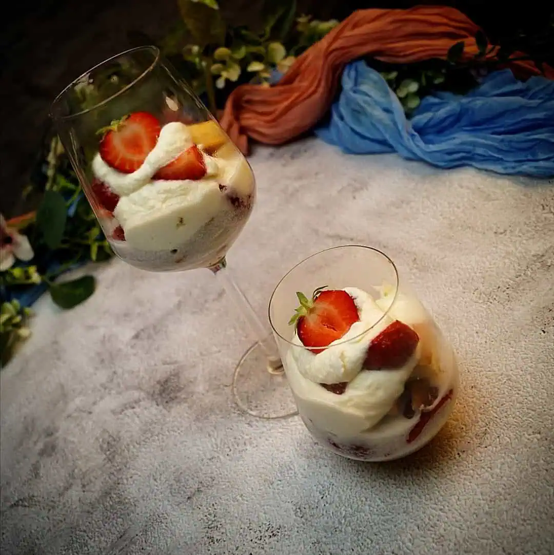 Keto Trifle im Glas Diese italienische Buttercreme eignet sich perfekt für deine Kuchen und Torten. Sie ist besonders fein und formstabil und dabei komplett ohne Zucker.