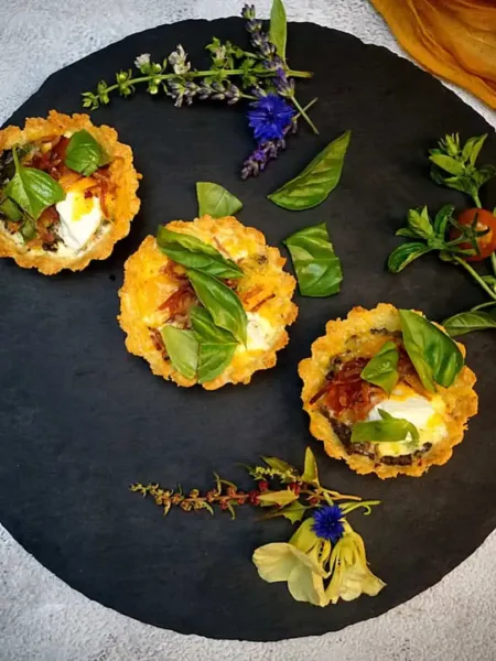 Keto mediterrane Quiche mit Tapenade