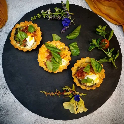 Keto mediterrane Quiche mit Tapenade