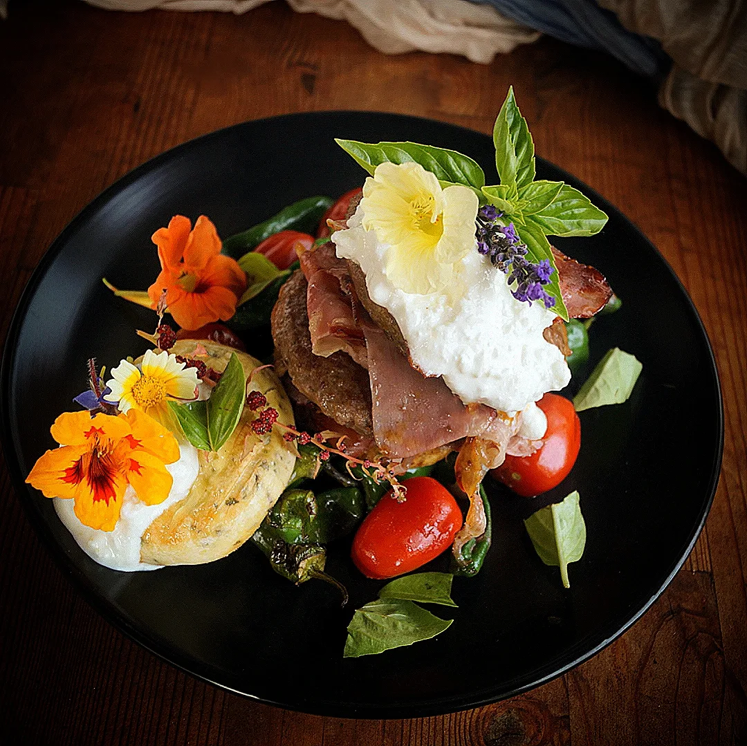 Keto Burger Grillteller High Protein 2 Unsere Keto Grillfackeln sind schnelle gemacht. Dabei enthalten sie keinen Zucker und du bestimmst die Qualität vom Fleisch. Sie sind super knusprig und lecker.