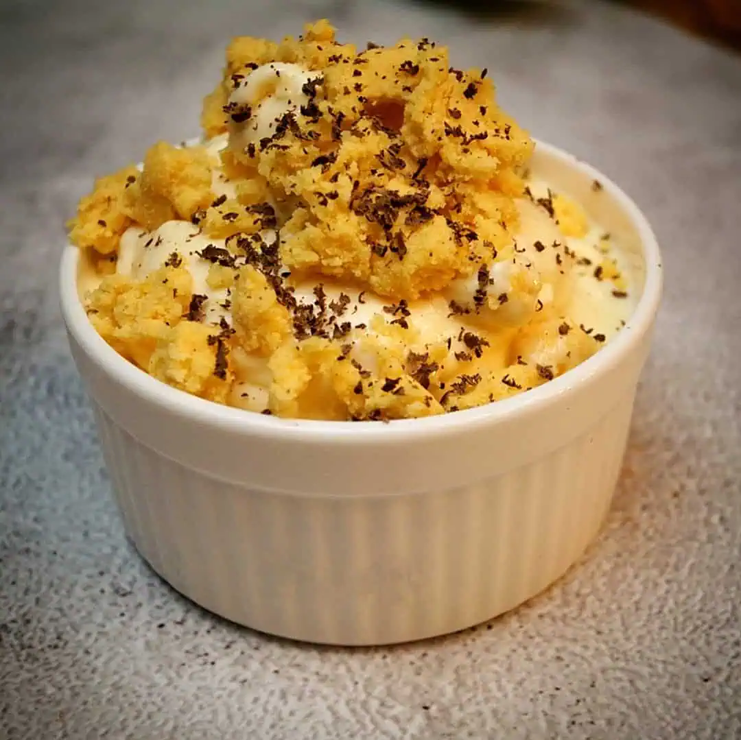 Keto Cookie Dough fuer Keto Eis Unsere Keto Biskuitrolle ist mit einer leckeren Latte Macchiato Creme und frischen Beeren gefüllt. Luftig, fruchtig, cremig, wahnsinnig lecker und dabei sogar High Protein.