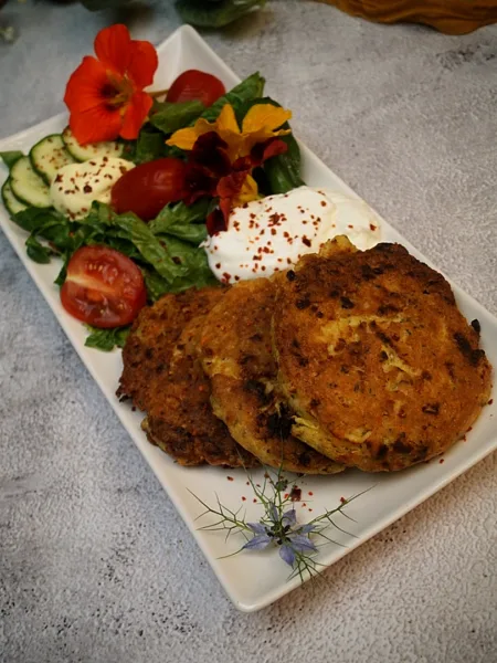 Keto Rösti aus Hühnchen und Zucchini – Knusprig, lecker und High Protein 1 Keto Rösti aus Hühnchen und Zucchini – Knusprig, lecker und High Protein Keto Hühnchen Zucchini Rösti2