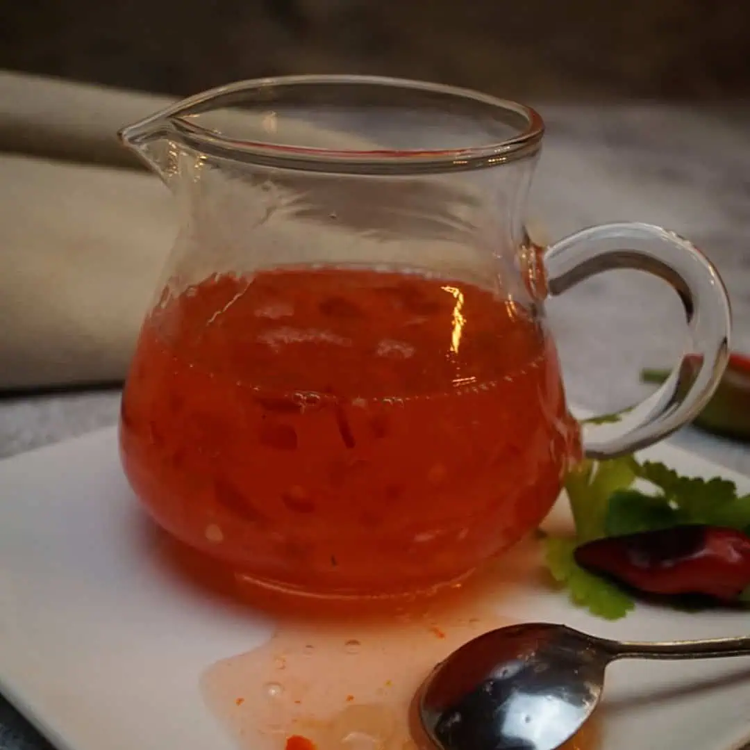 Keto Sweet Chili Sosse 1 Dieses selbstgemachte Chutney vereint die Süße frischer Tomaten und Blaubeeren mit der feinen Schärfe von Chili, Knoblauch und Zwiebeln. Ein süß-sauerer Begleiter, der Fleisch- und Käsegerichte raffiniert abrundet.