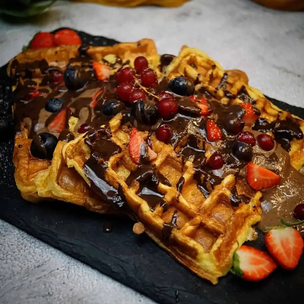 Keto Waffeln High Protein mit High Protein Schoko Mousse und Früchten (2)