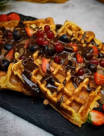 Keto Waffeln High Protein mit High Protein Schoko Mousse und Früchten (2)