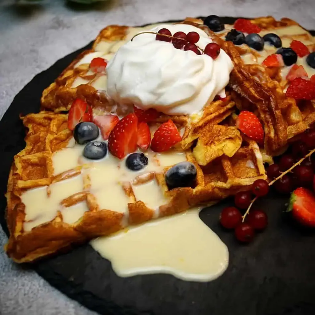 Keto Waffeln High Protein mit weißer Schoko Zitronensoße, Sahne und Beeren1