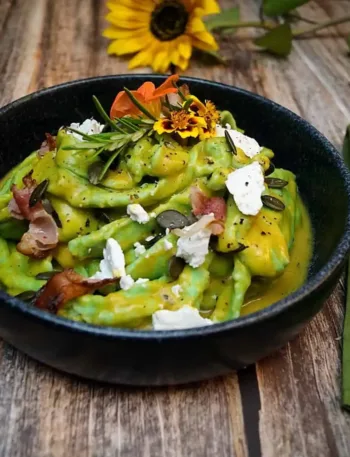 Cremige Keto High Protein Hühnernudeln – Herbstgenuss mit Kürbis, Rosmarin, Käse und Bacon 30 Cremige Keto High Protein Hühnernudeln – Herbstgenuss mit Kürbis, Rosmarin, Käse und Bacon Hühnernudeln mit Kürbissoße
