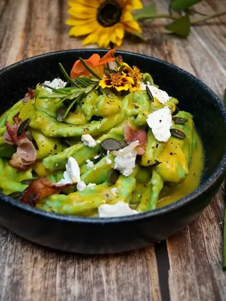 Cremige Keto High Protein Hühnernudeln – Herbstgenuss mit Kürbis, Rosmarin, Käse und Bacon 5 Cremige Keto High Protein Hühnernudeln – Herbstgenuss mit Kürbis, Rosmarin, Käse und Bacon Hühnernudeln mit Kürbissoße